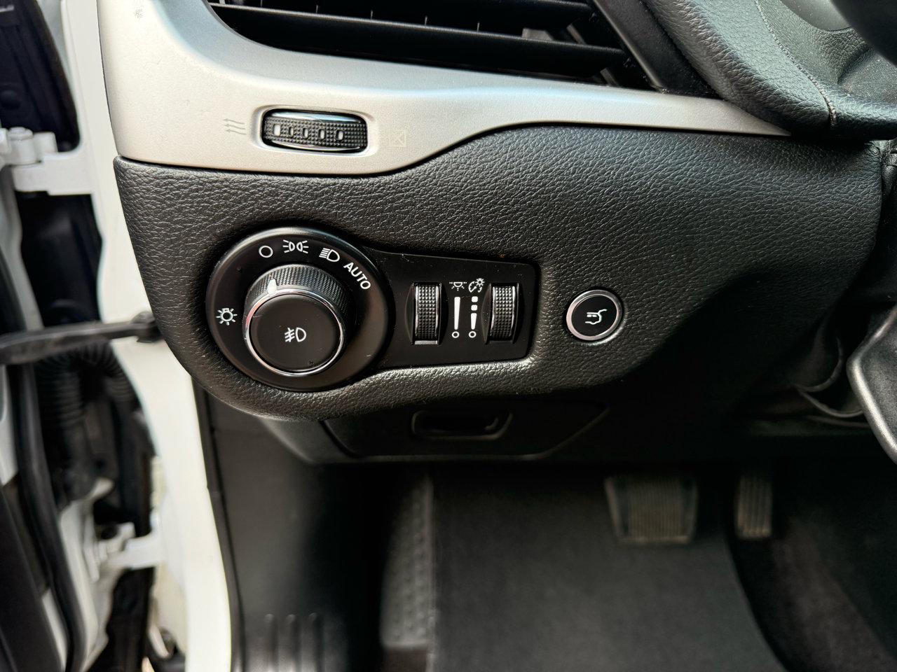 Used 2018 Jeep Cherokee Latitude Plus w/ Comfort/Convenience Group image 18