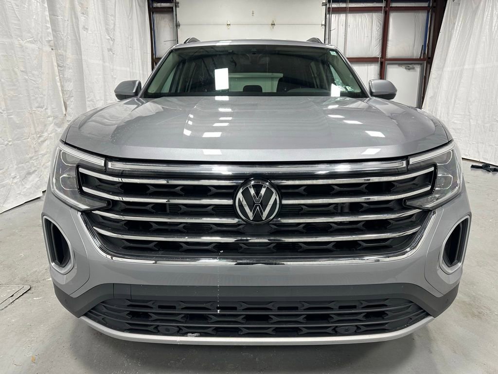 Used 2025 Volkswagen Atlas SE AWD/4WD image 2
