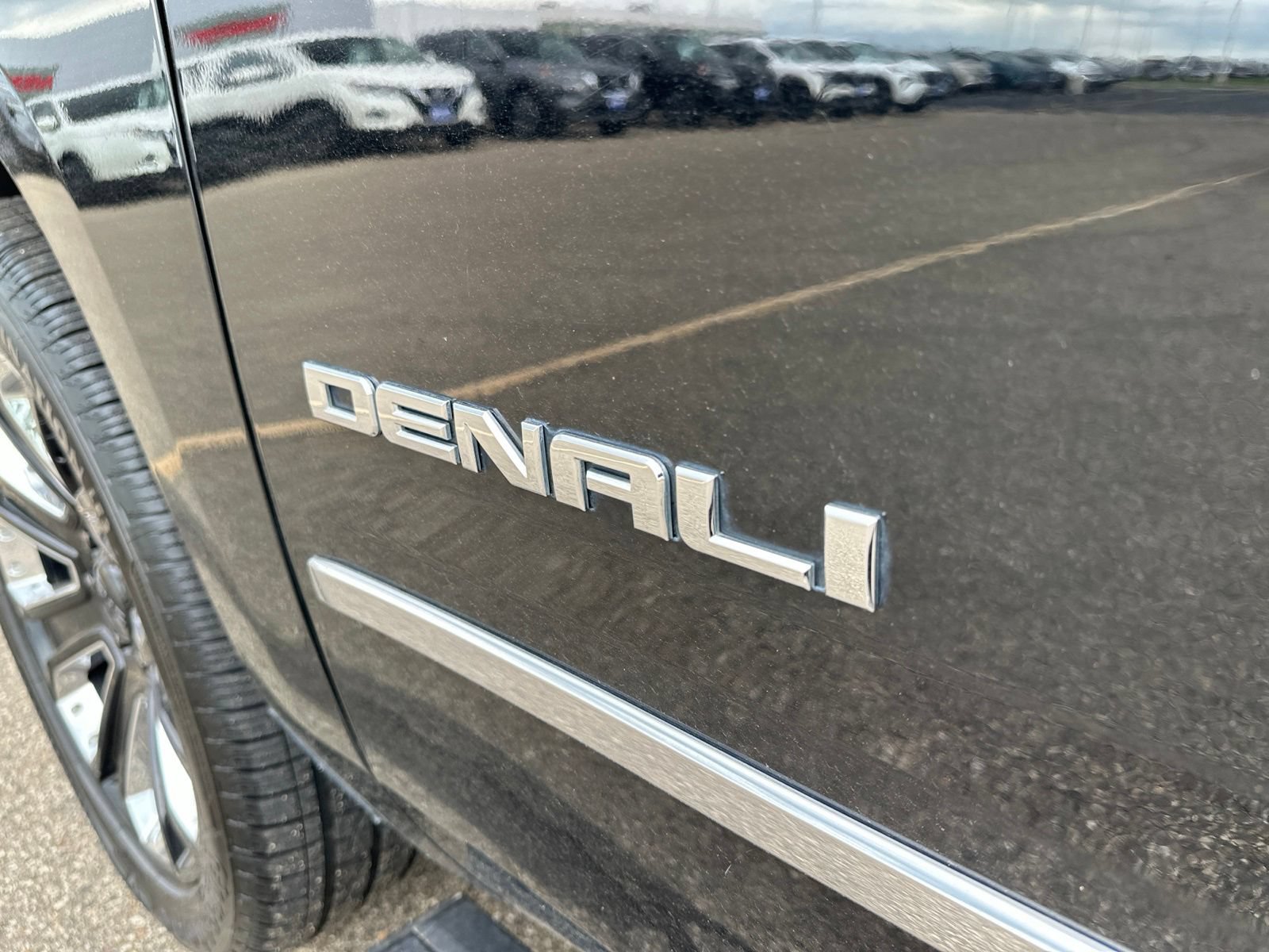 Used 2019 GMC Yukon Denali w/ Denali Ultimate Black Edition AWD/4WD image 12