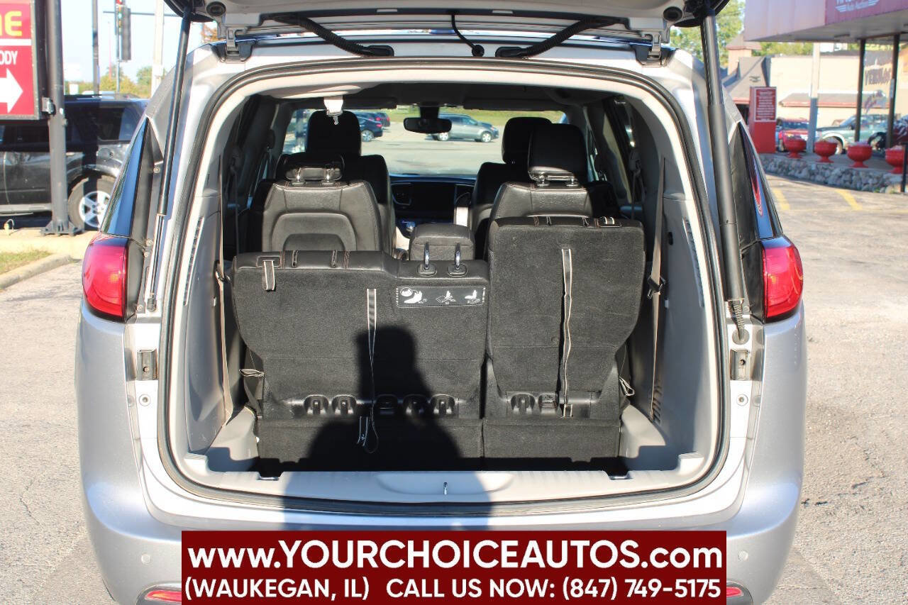 Used 2018 Chrysler Pacifica Touring-L image 11