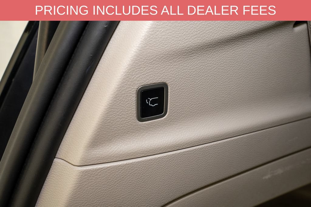 Used 2023 Chrysler Voyager LX FWD image 6