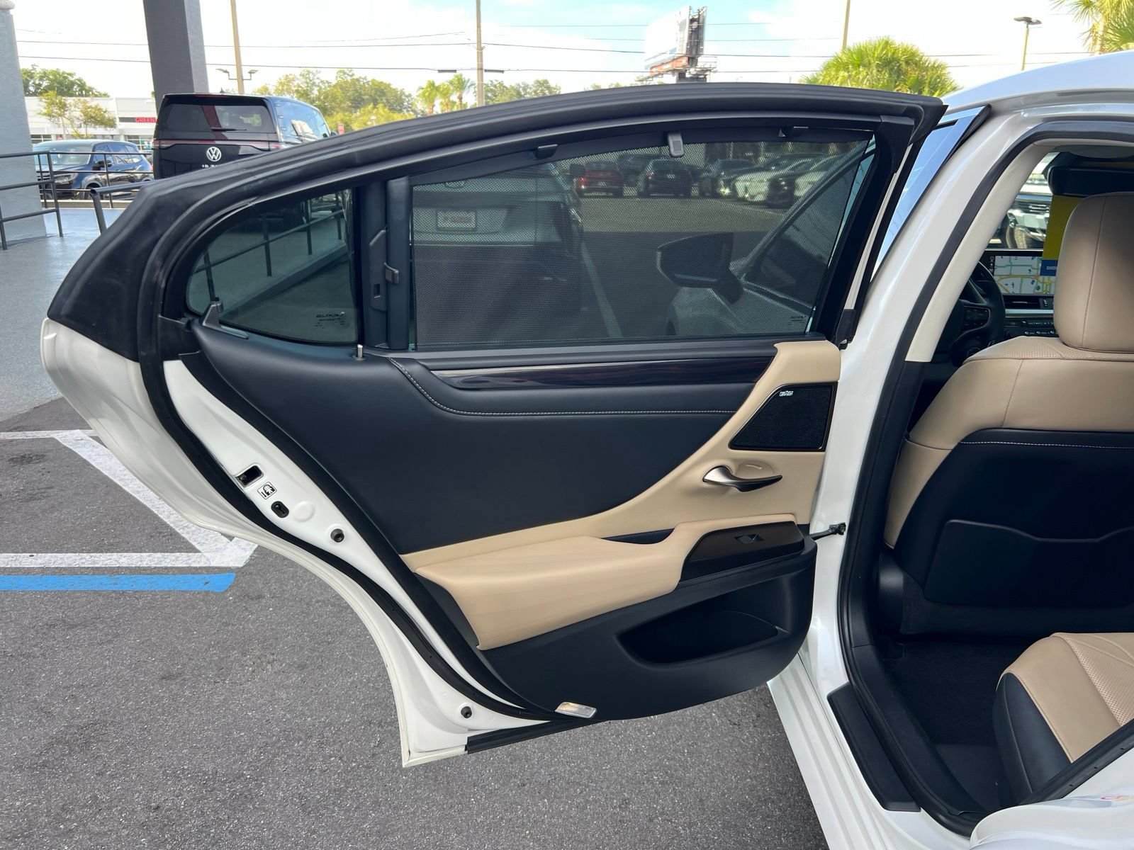 Used 2019 Lexus ES 300h Ultra Luxury w/ Accessory Package 2 FWD image 59