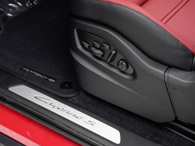 Certified 2025 Porsche Cayenne S AWD/4WD image 12