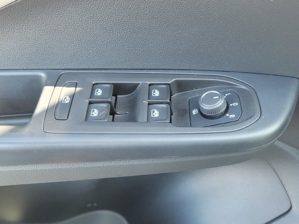 Used 2025 Volkswagen Taos SE AWD/4WD image 36