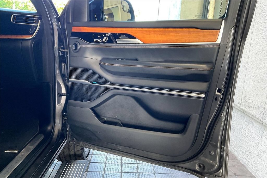 Used 2024 Jeep Grand Wagoneer L Series III AWD/4WD image 23
