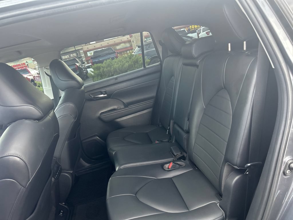Used 2020 Toyota Highlander XLE AWD/4WD image 13