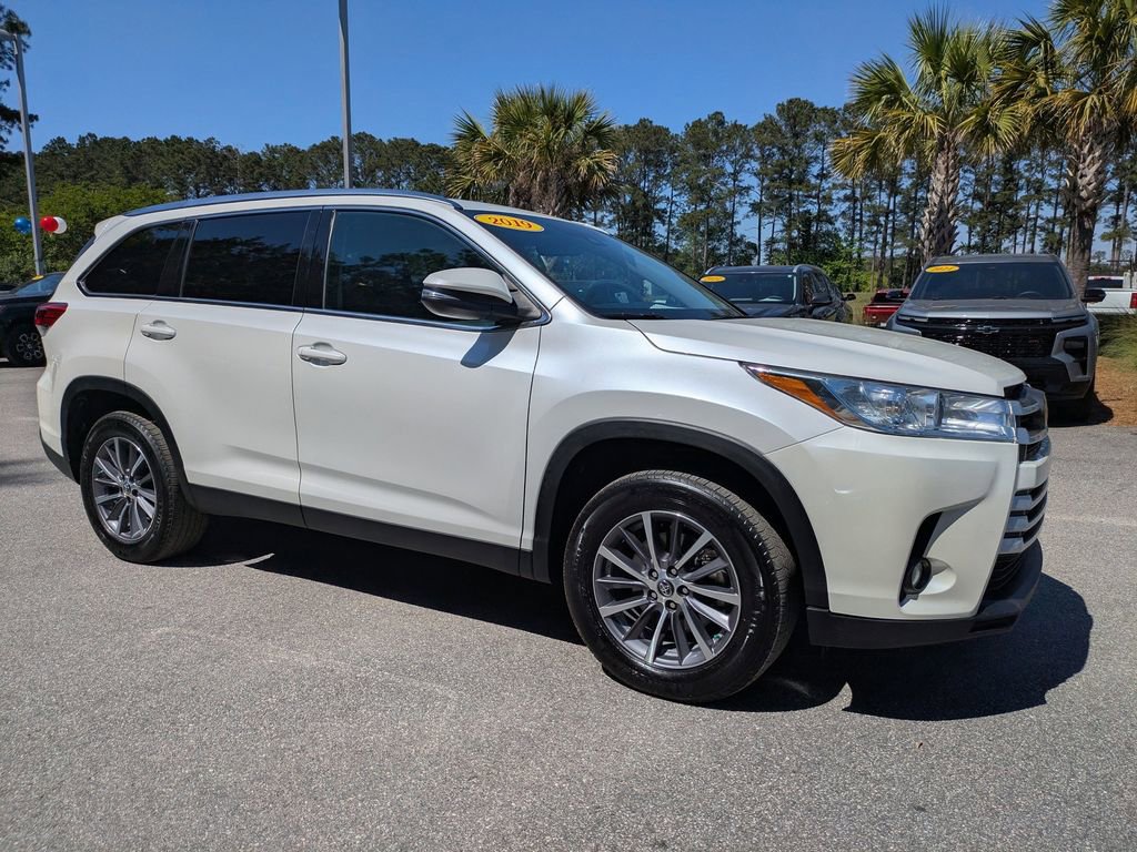 Used 2019 Toyota Highlander XLE FWD image 2