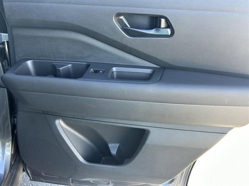 Used 2025 Nissan Pathfinder SV image 22