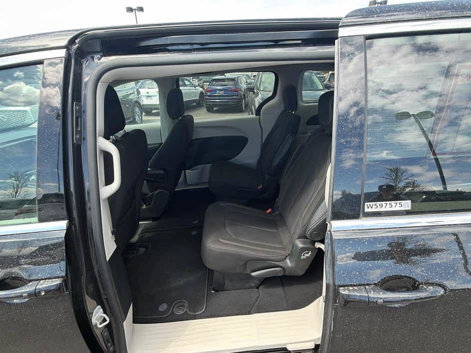 Used 2023 Chrysler Voyager LX FWD image 16