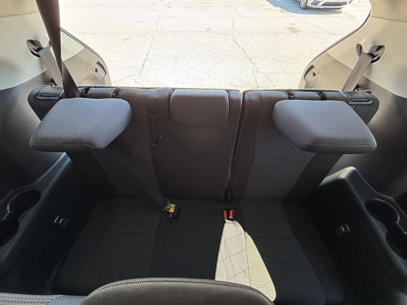 Used 2025 Toyota Highlander LE FWD image 25