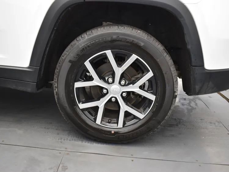 Used 2024 Jeep Grand Cherokee Limited image 36