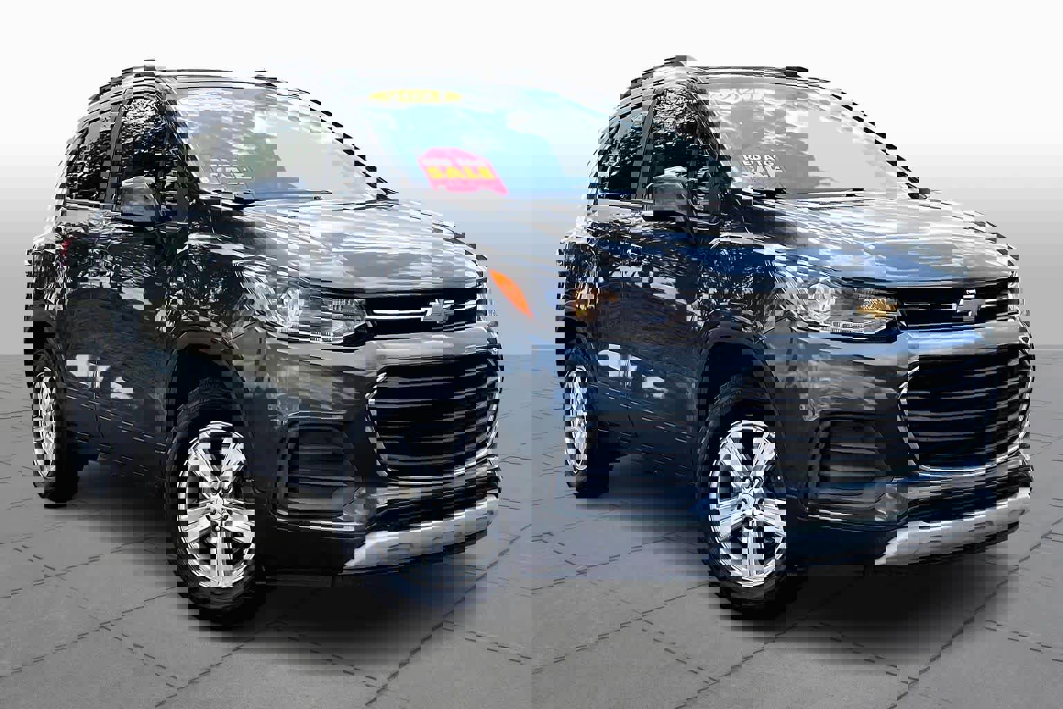 Used 2021 Chevrolet Trax LT w/ LT Convenience Package image 2