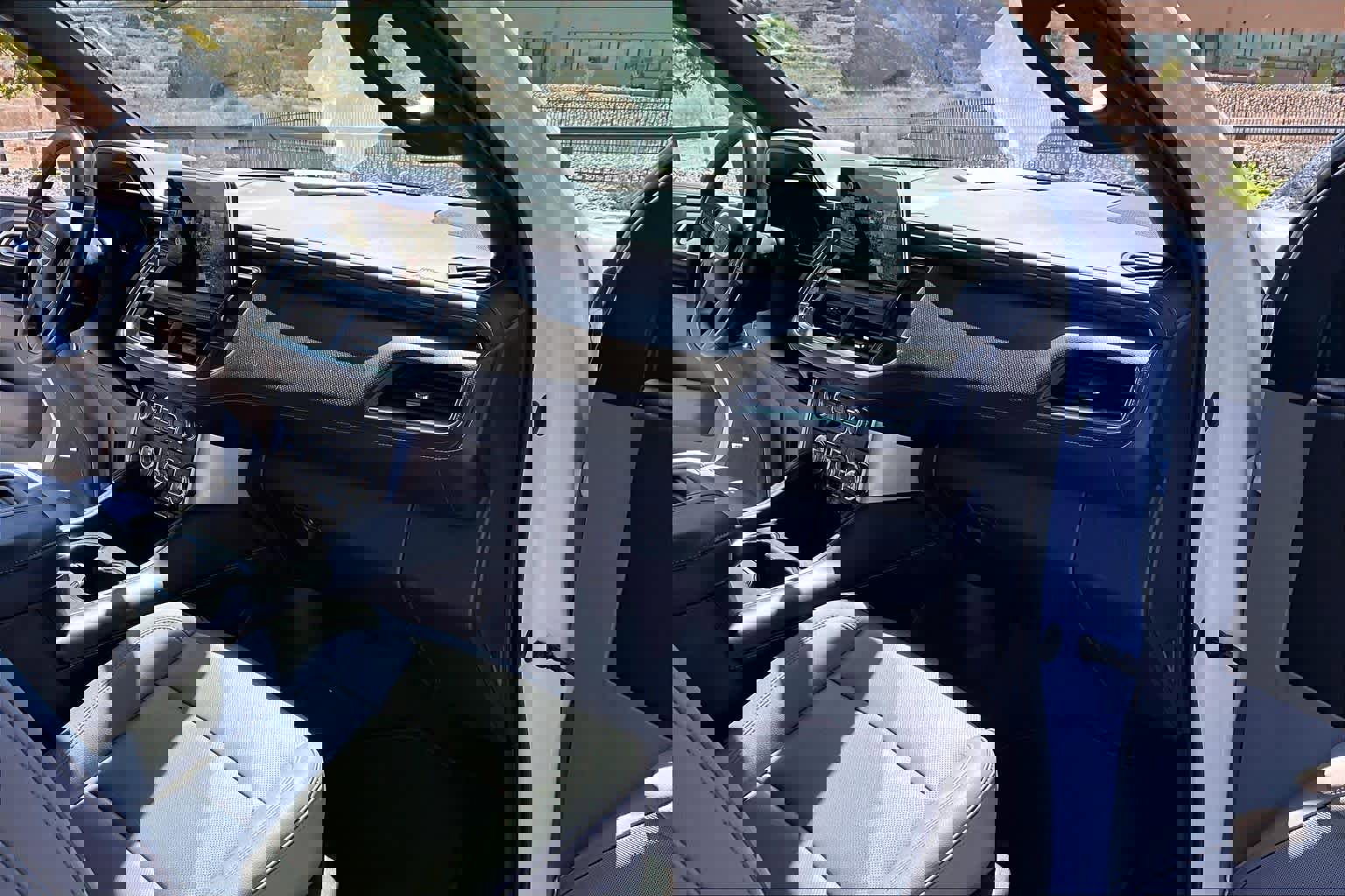 Used 2022 GMC Yukon XL SLT w/ SLT Premium Package image 19