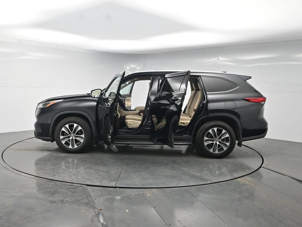 Used 2022 Toyota Highlander XLE AWD/4WD image 49