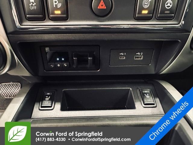 Used 2020 Nissan Titan SL w/ Moonroof Package image 28