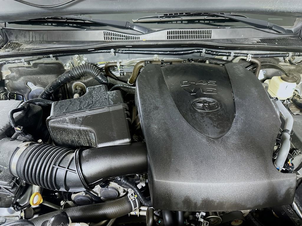 Used 2021 Toyota Tacoma SR5 AWD/4WD image 9