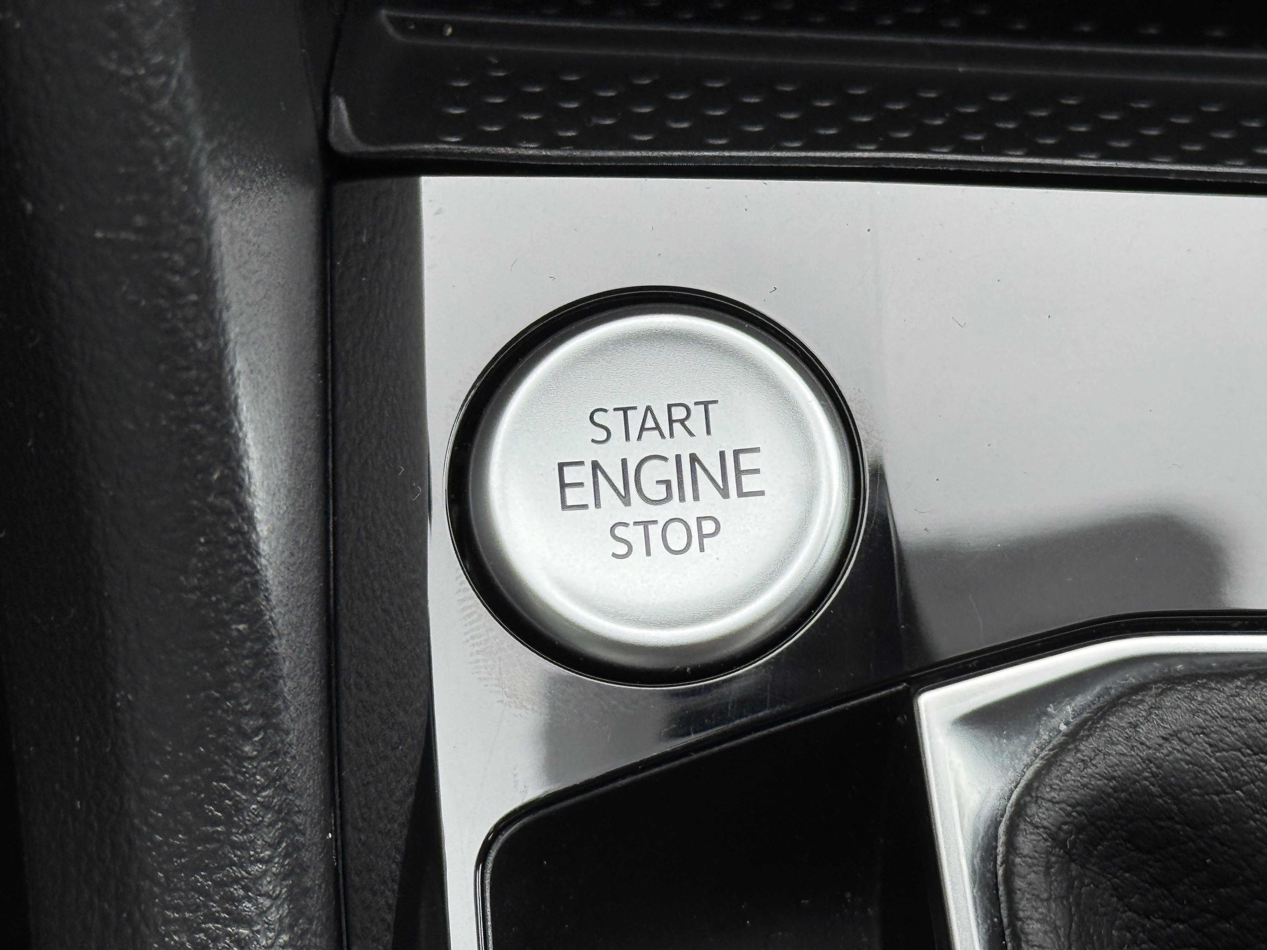 Used 2024 Volkswagen Taos SE image 32