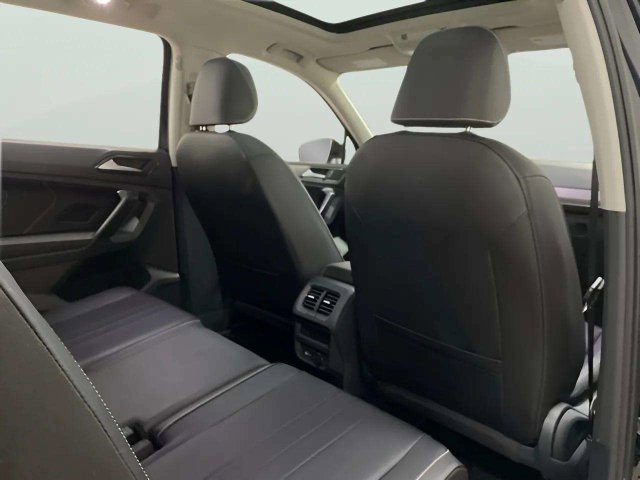 Used 2023 Volkswagen Tiguan SE w/ Panoramic Sunroof Package FWD image 24