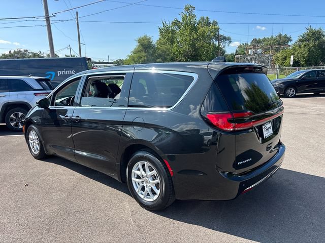 Used 2023 Chrysler Pacifica Touring-L FWD image 4