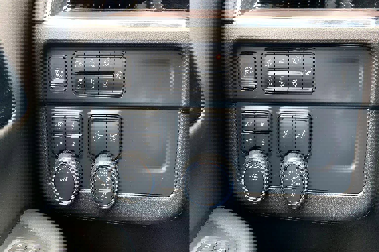 Used 2025 Chevrolet Suburban Z71 AWD/4WD image 36