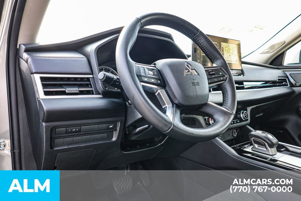 Used 2025 Mitsubishi Outlander SE image 30