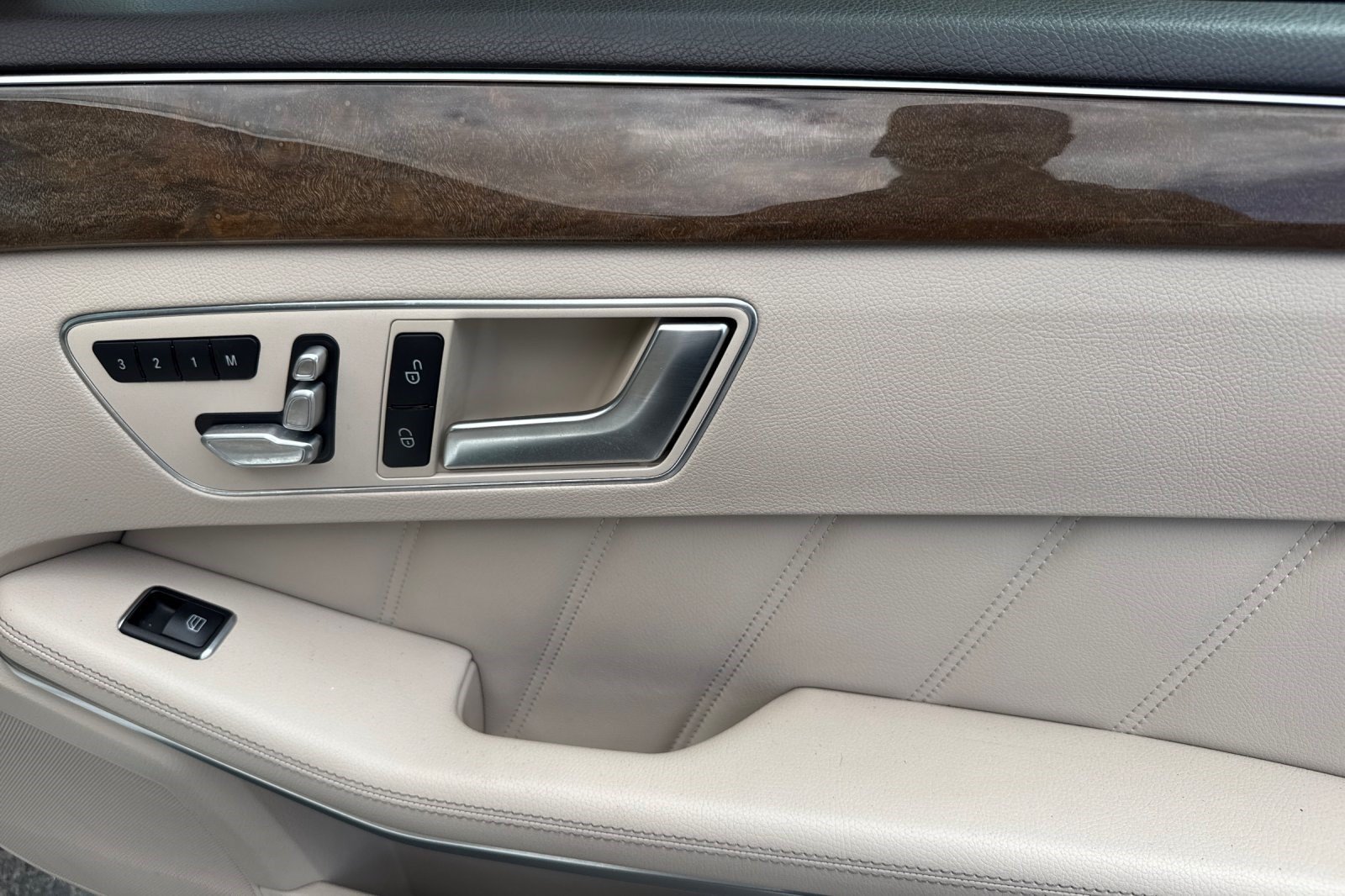 Used 2014 Mercedes-Benz E 350 4MATIC Sedan image 21