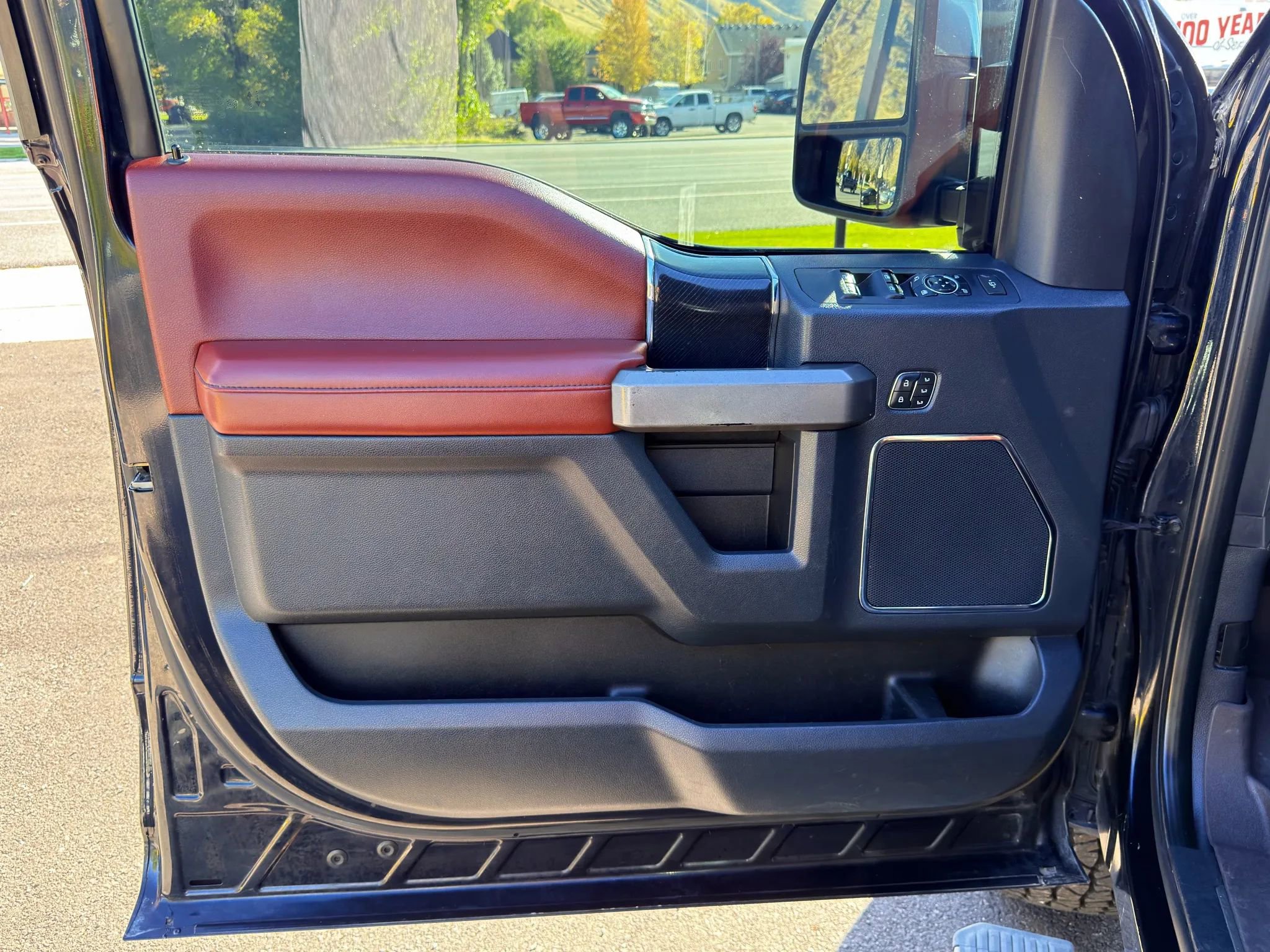 Used 2022 Ford F350 Platinum w/ Tremor Off-Road Package AWD/4WD image 19