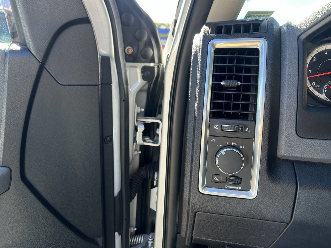 Used 2018 RAM 1500 Classic SLT image 15