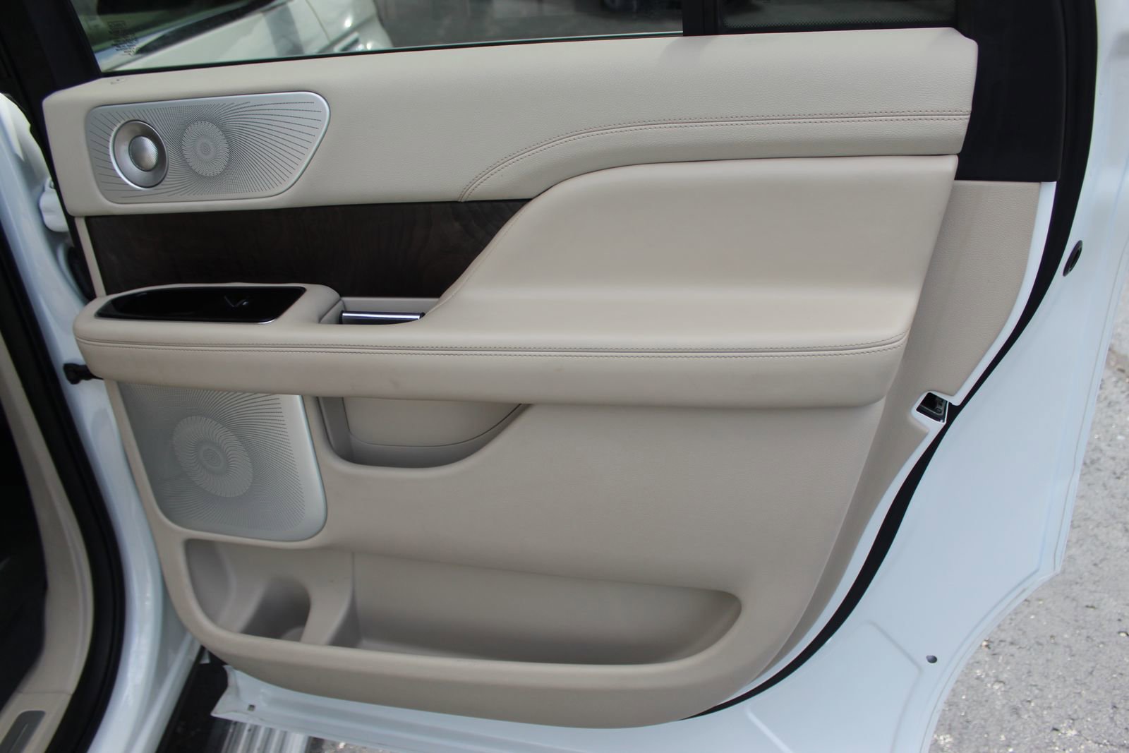 Used 2020 Lincoln Navigator L Reserve w/ Equipment Group 208A Reserve AWD/4WD image 15