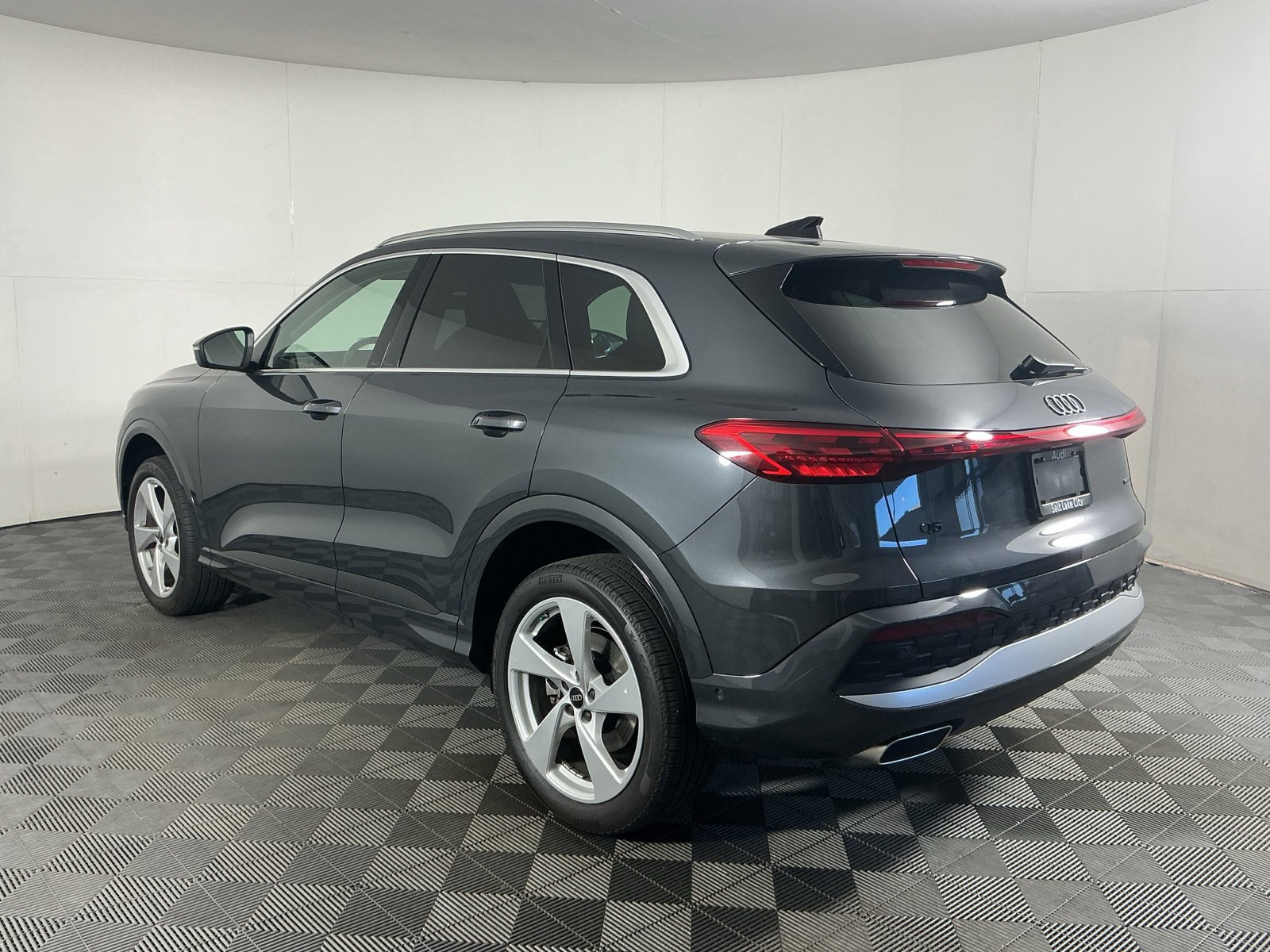Used 2025 Audi Q5 Premium Plus w/ Premium Plus AWD/4WD image 5