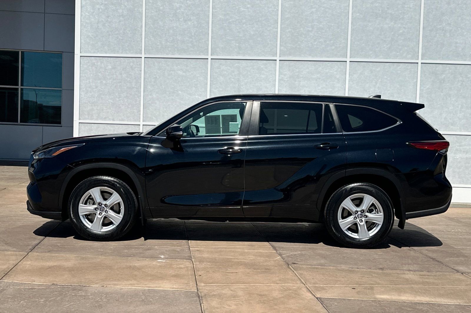 Used 2023 Toyota Highlander LE FWD image 7