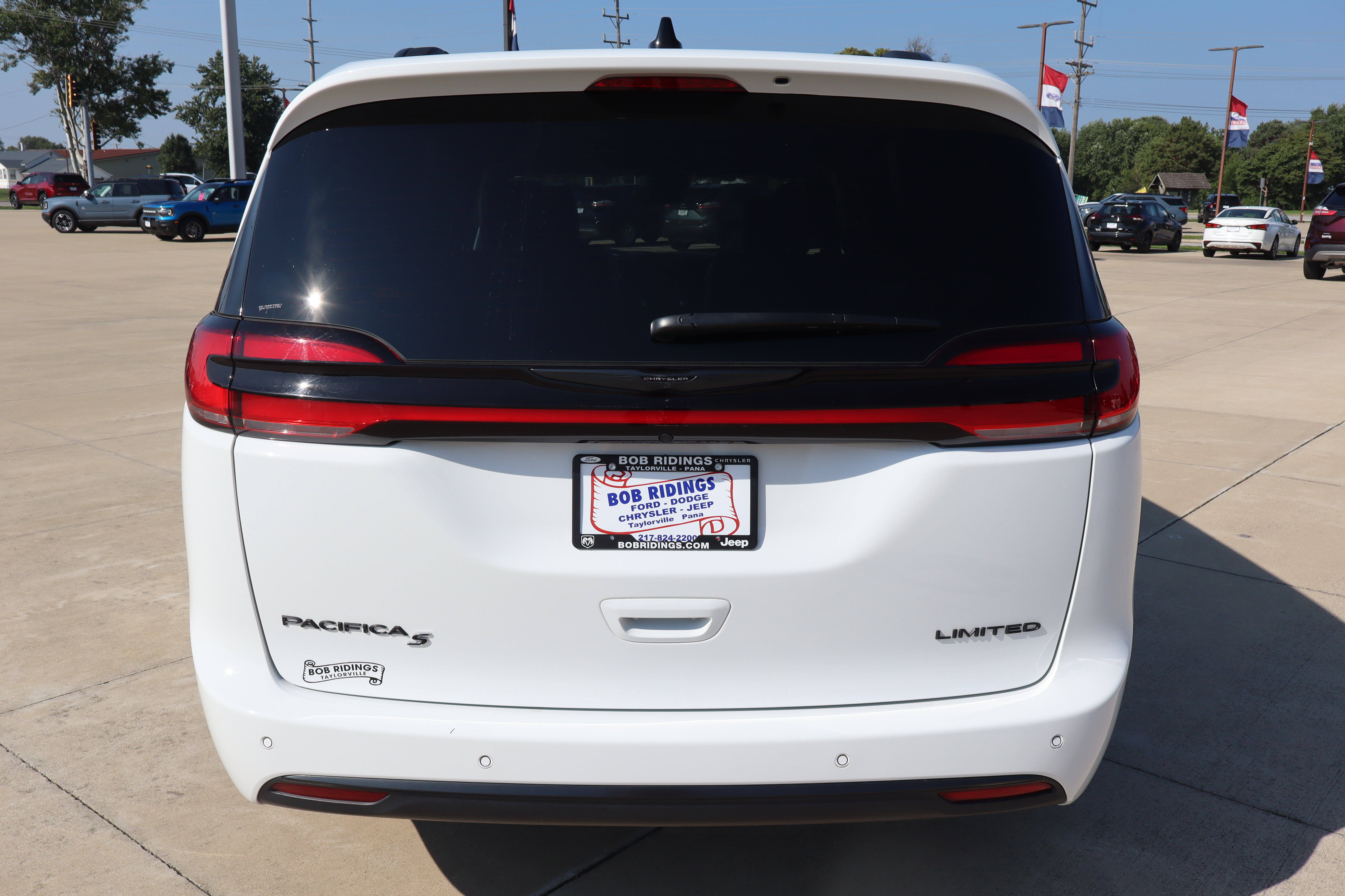 Used 2025 Chrysler Pacifica Limited FWD image 6