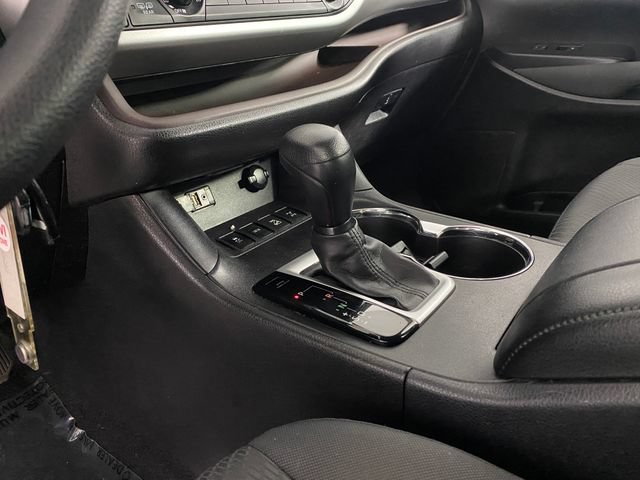 Used 2016 Toyota Highlander LE AWD/4WD image 25