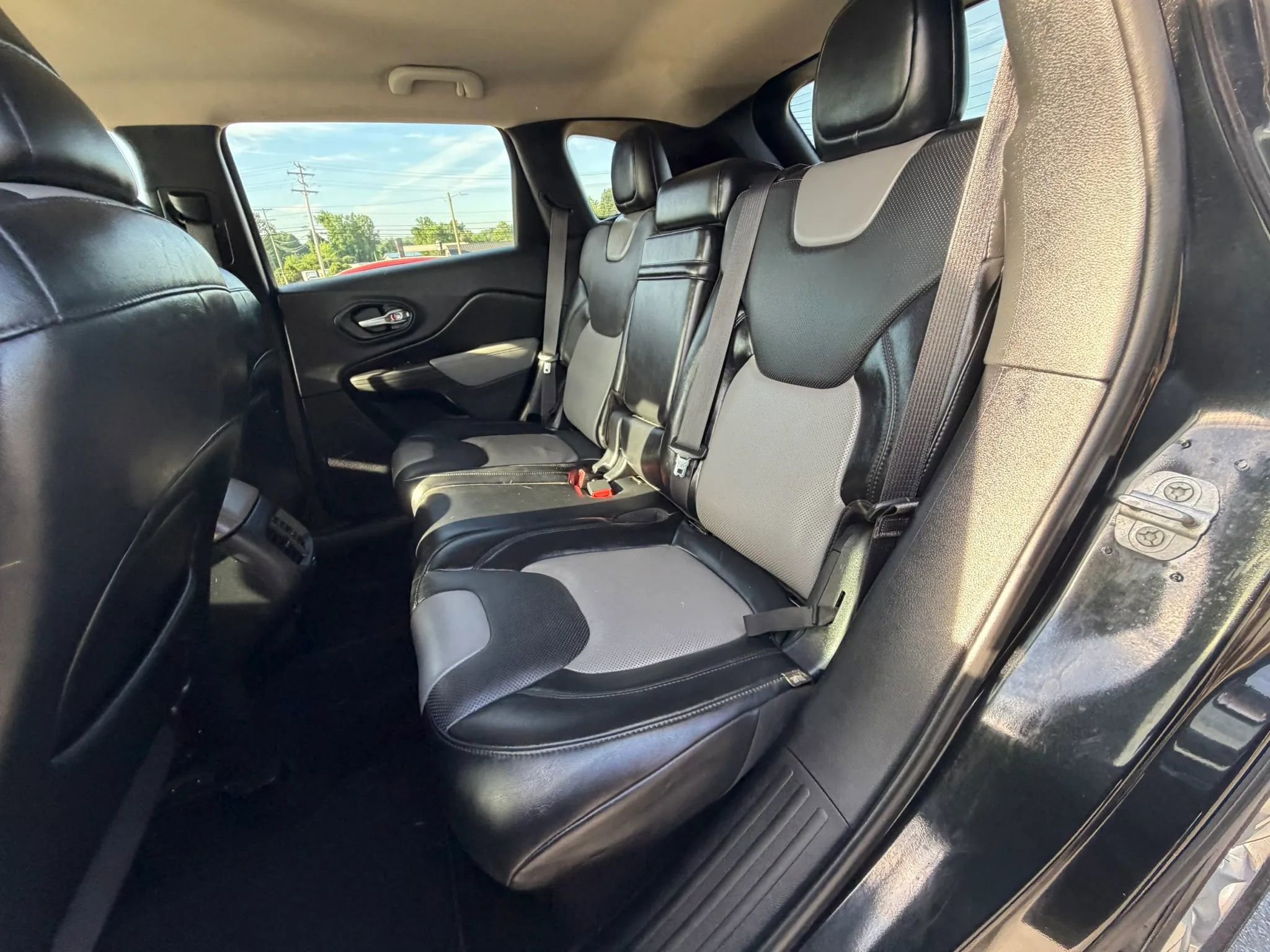 Used 2014 Jeep Cherokee Limited w/ Luxury Group FWD image 10