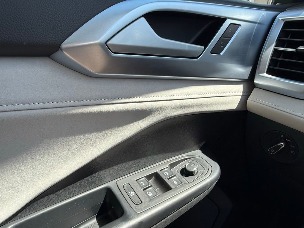 Certified 2025 Volkswagen Taos SE FWD image 13