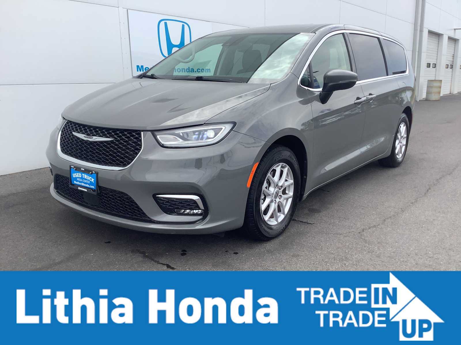 Used 2023 Chrysler Pacifica Touring-L