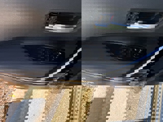 Used 2020 Toyota Corolla XSE image 18