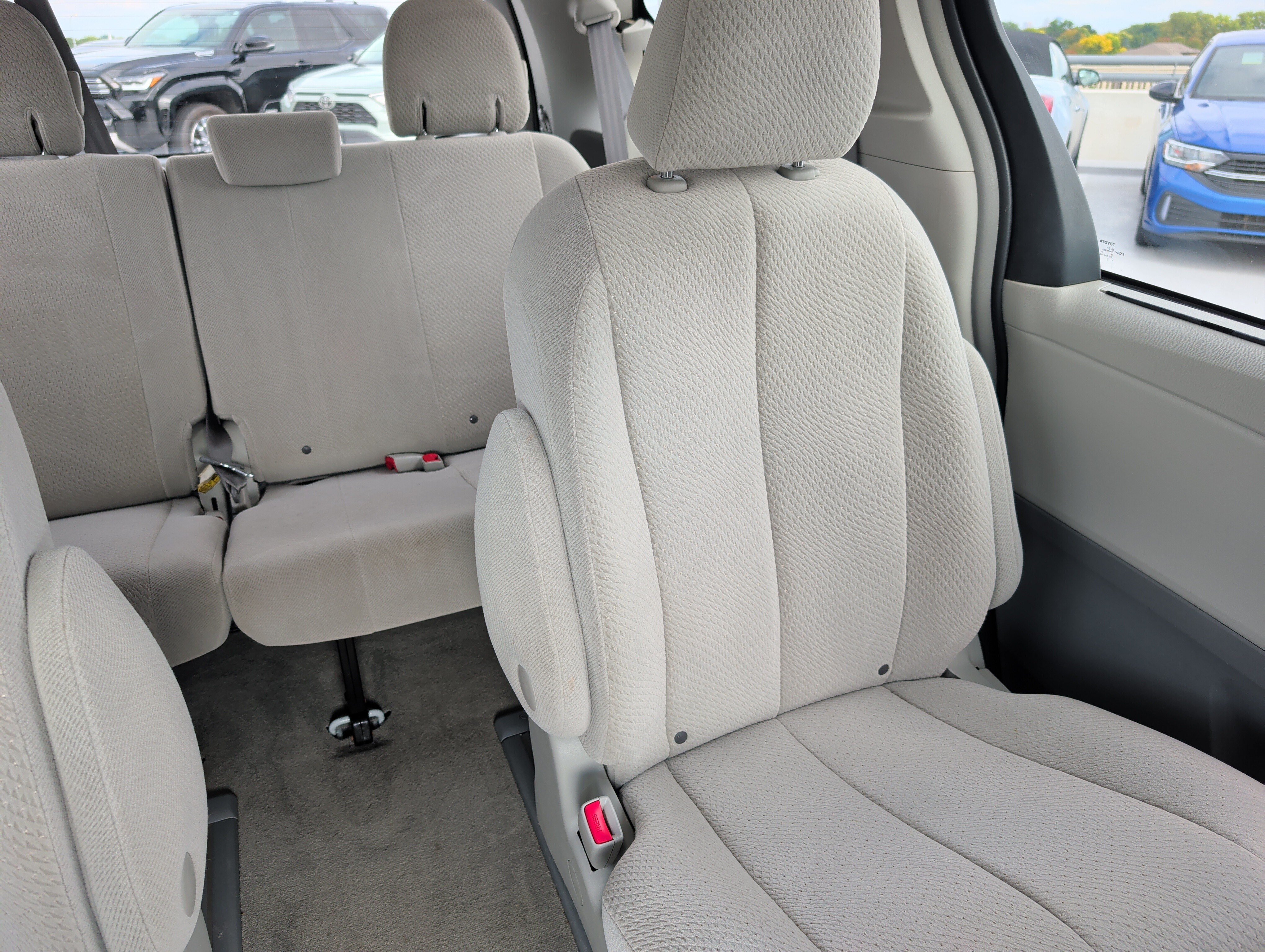 Used 2013 Toyota Sienna LE w/ Towing Pkg AWD/4WD image 14
