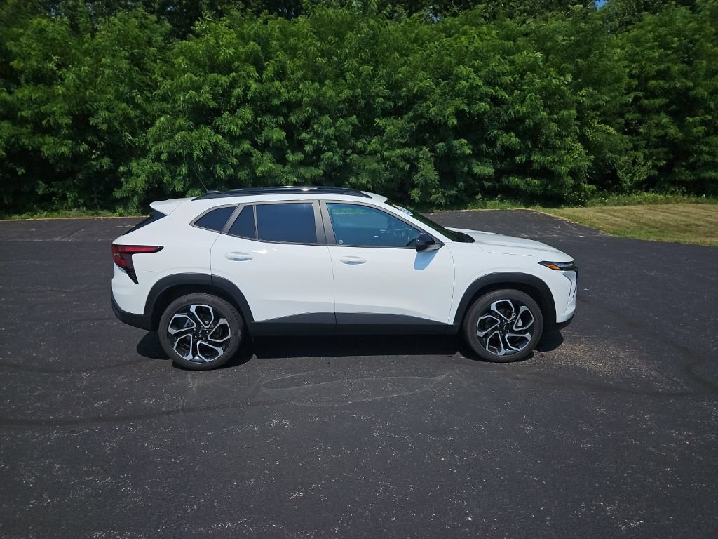 Used 2024 Chevrolet Trax RS w/ Sunroof Package FWD image 8