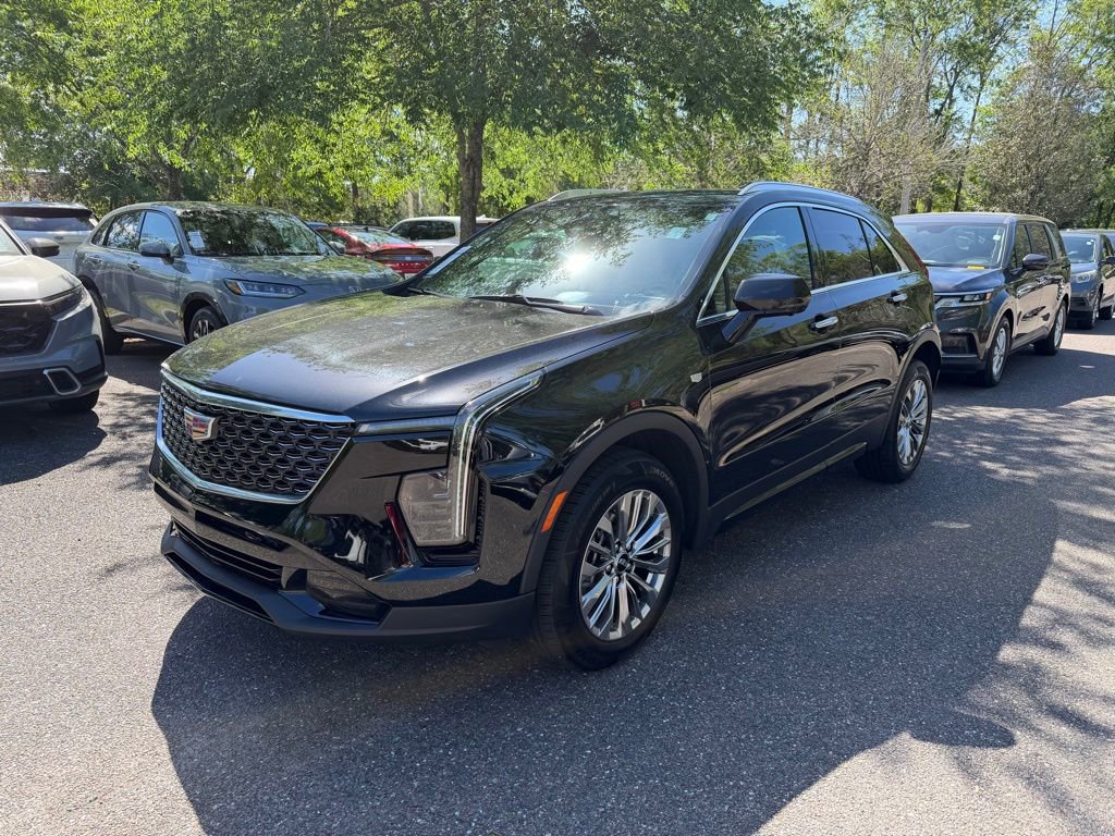Used 2025 Cadillac XT4 Premium Luxury image 3