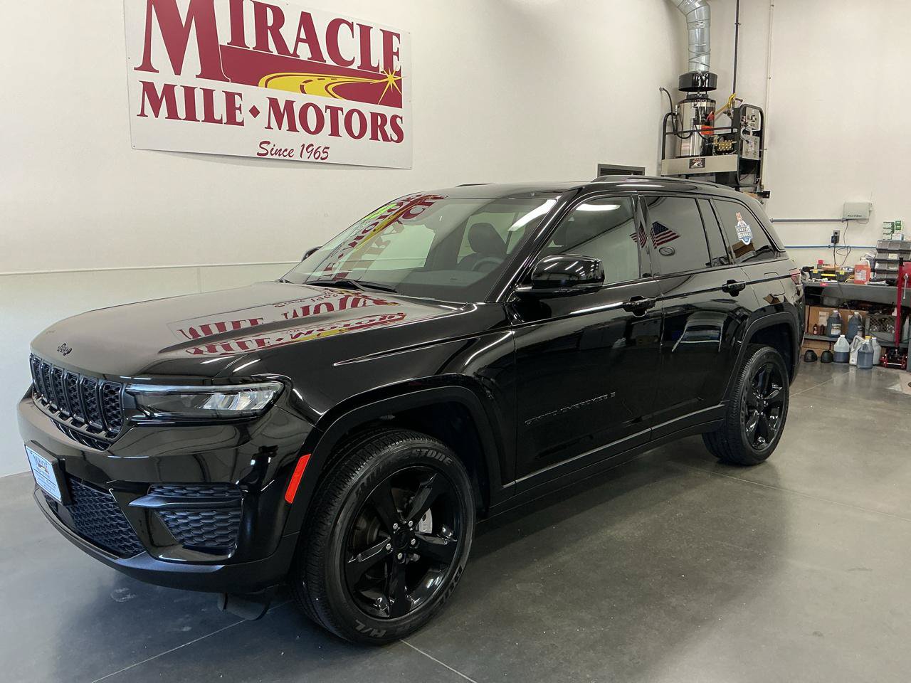 Used 2023 Jeep Grand Cherokee Altitude AWD/4WD image 3