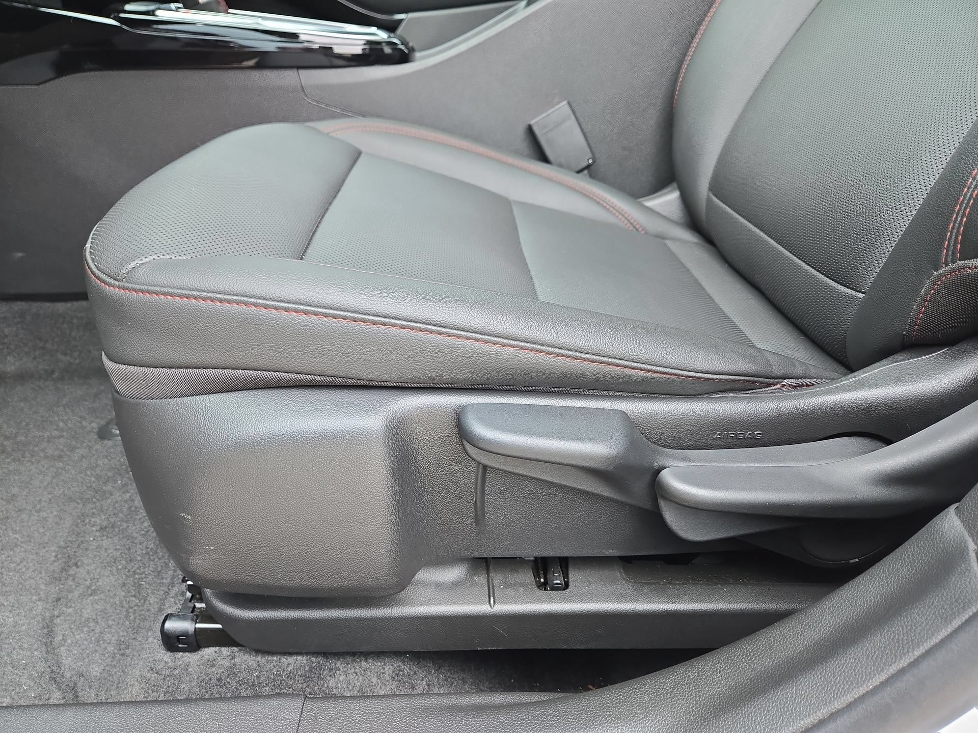 Used 2025 Chevrolet Trax RS w/ Sunroof Package FWD image 17