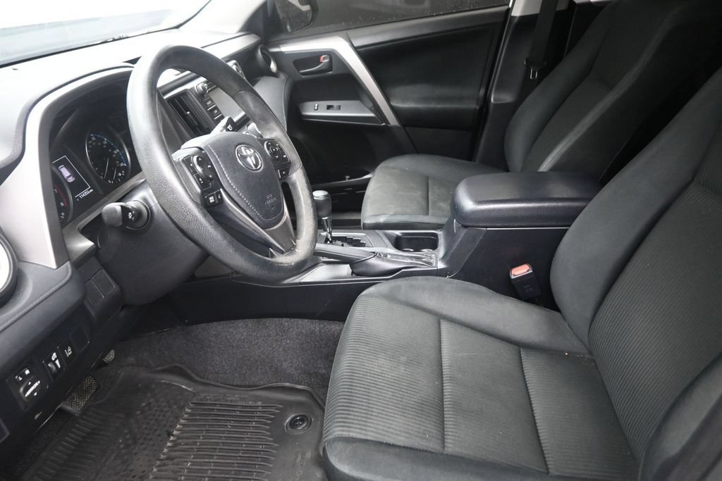 Used 2018 Toyota RAV4 LE FWD image 12