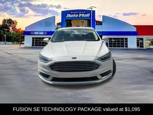 Used 2018 Ford Fusion SE w/ Fusion SE Technology Package FWD image 2