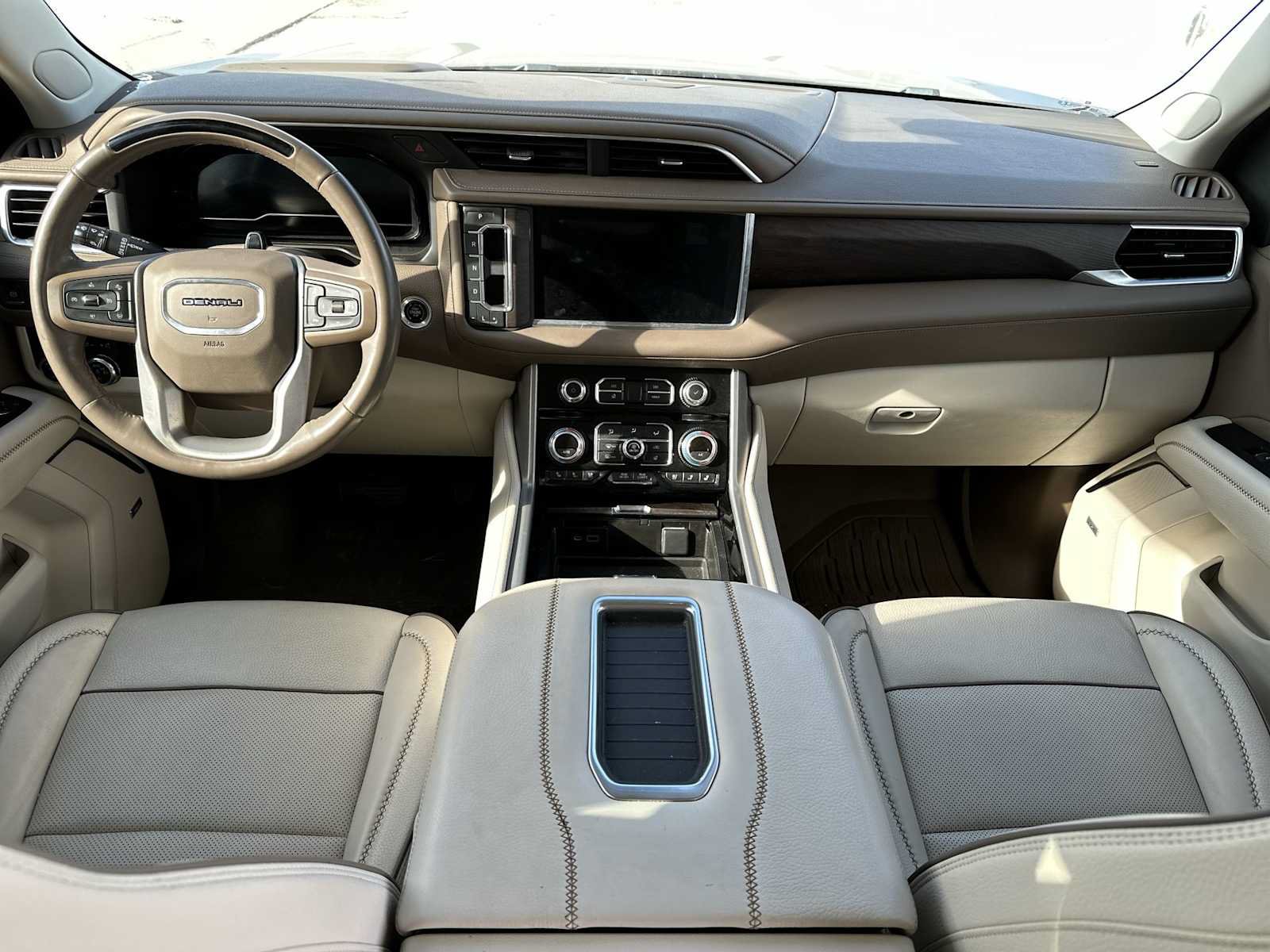 Used 2023 GMC Yukon Denali w/ Advanced Technology Package AWD/4WD image 18