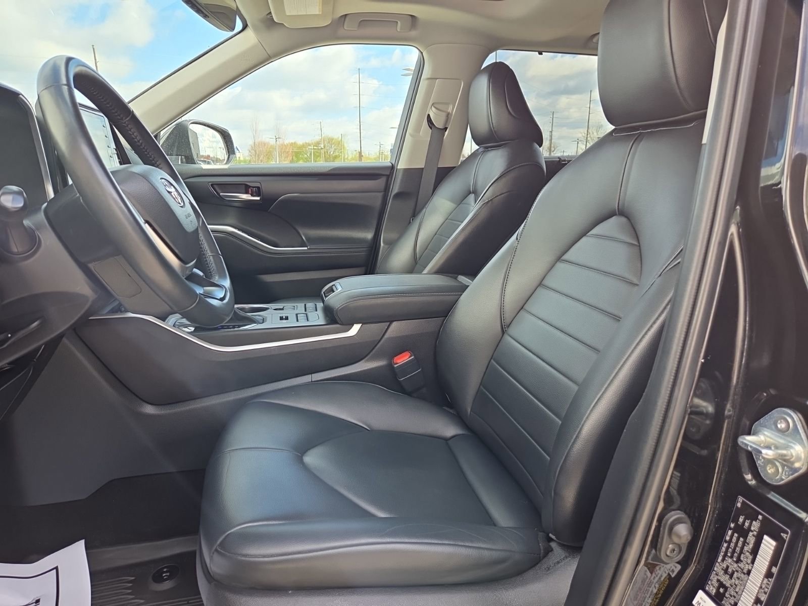 Used 2022 Toyota Highlander XLE image 16