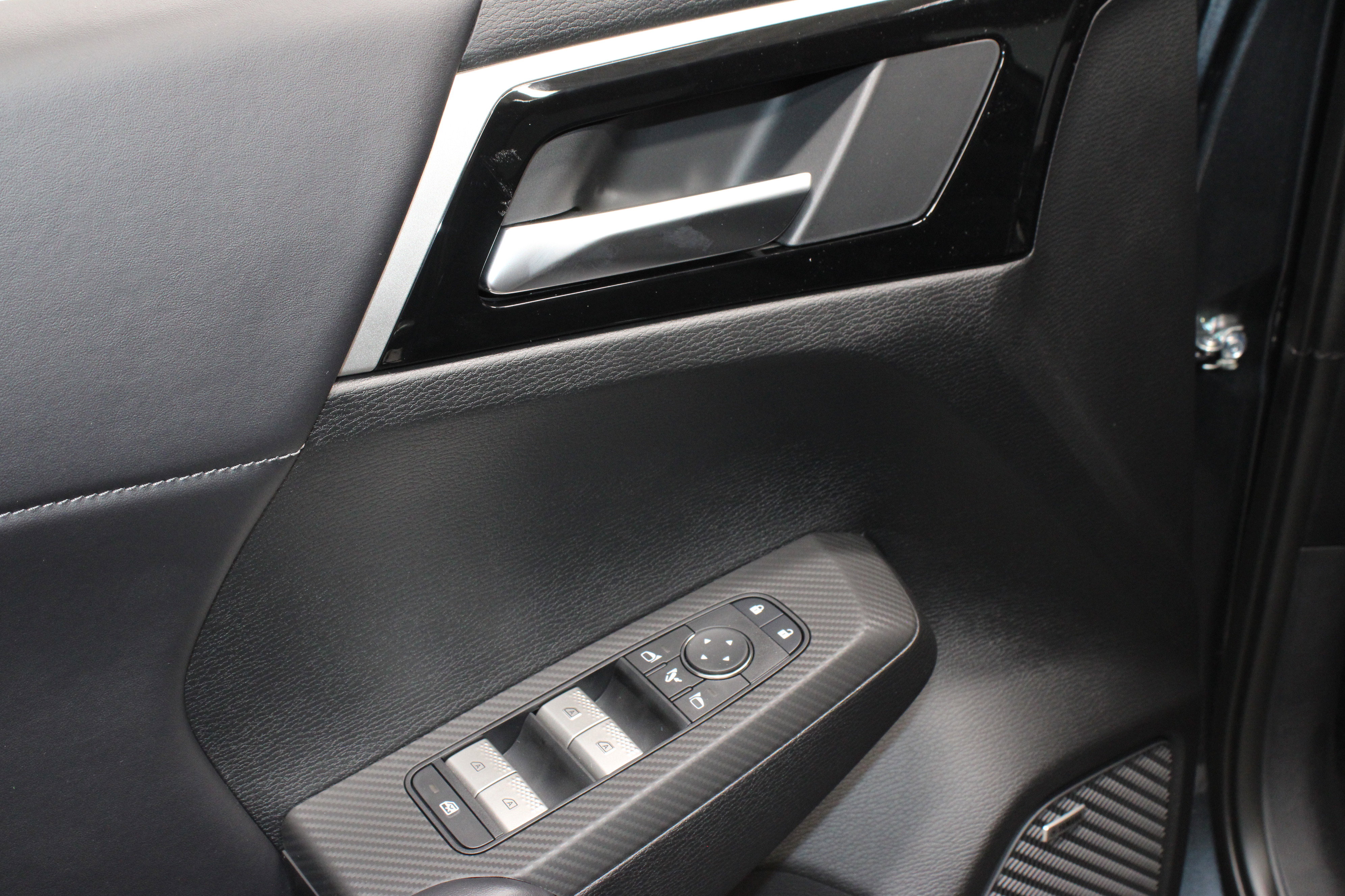 New 2025 Mitsubishi Outlander SE image 15