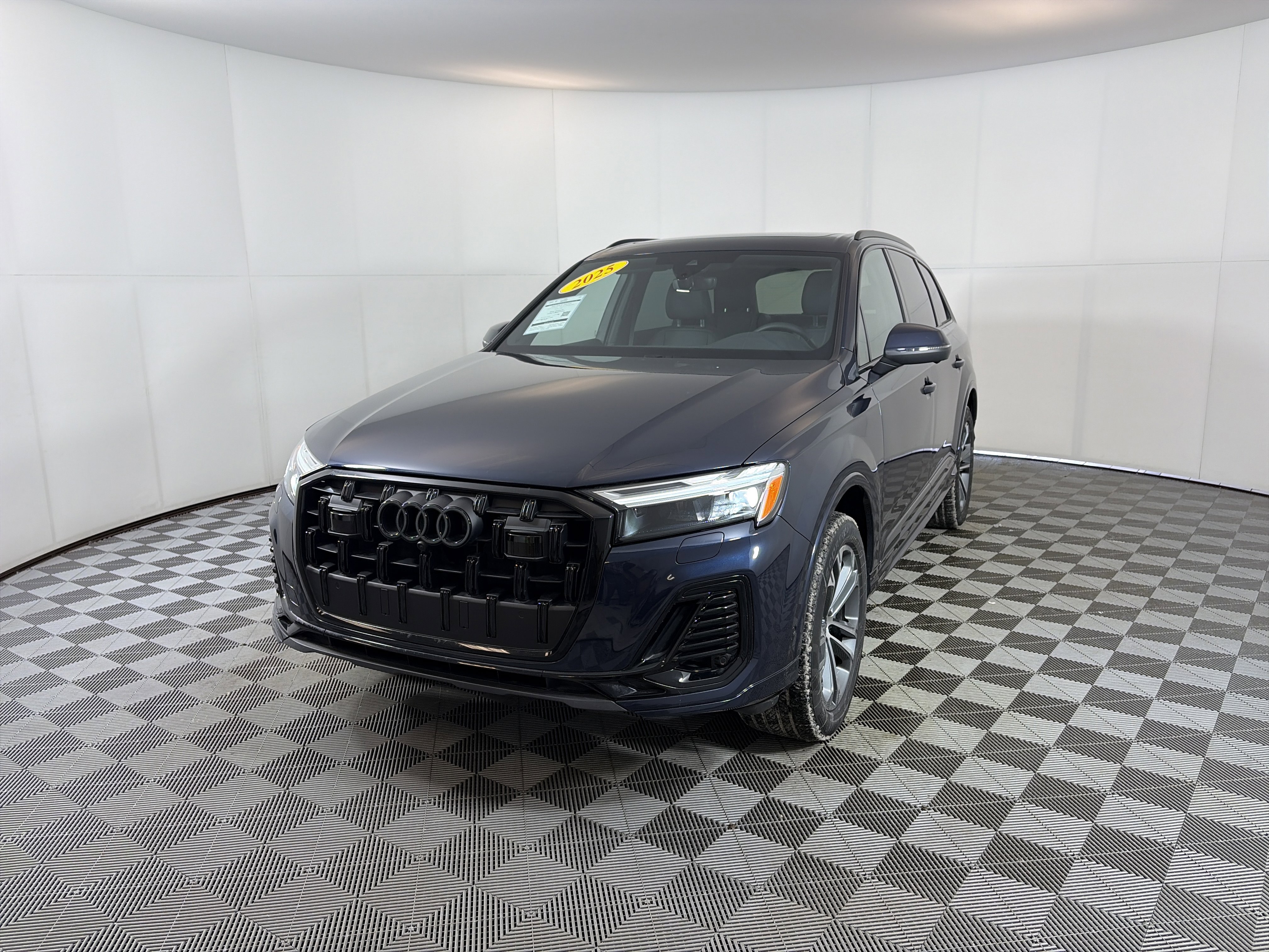 Certified 2025 Audi Q7 2.0T Premium w/ Convenience Plus Package image 2