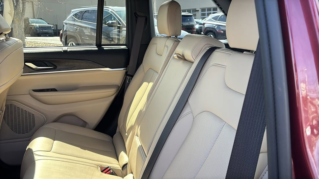 Used 2023 Jeep Grand Cherokee Limited w/ Luxury Tech Group II image 30