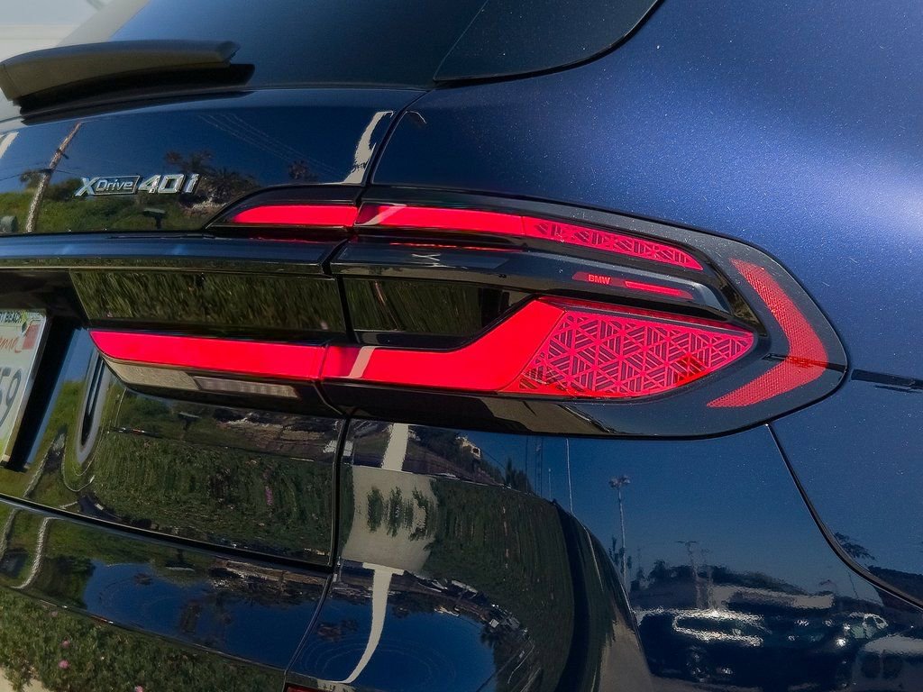 Used 2025 BMW X7 xDrive40i w/ M Sport Package image 5